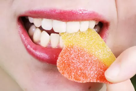 Effets du sucre sur les dents : comprendre et prévenir les dommages